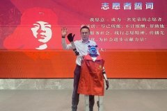 他给人生中的第一台机械人起名笨”